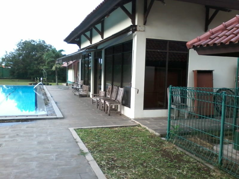 Rumah di Jual taman luas swimming Pool di Pamulang Timur 
